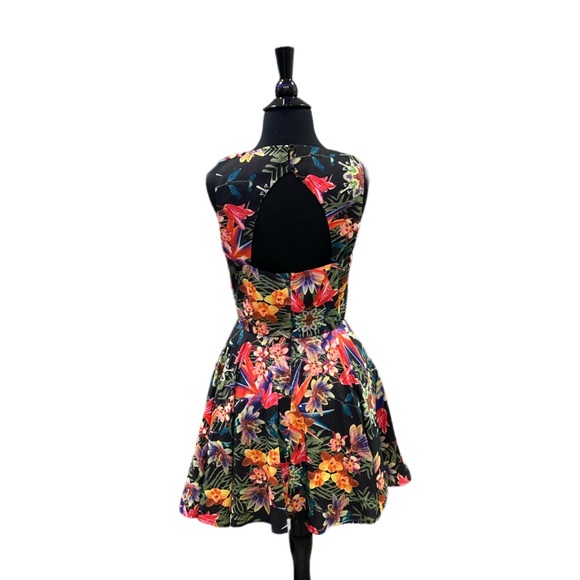 Sans Souci Dress - Picture 2 of 11